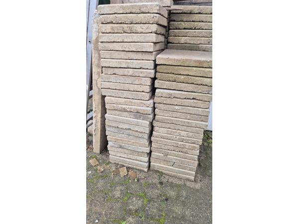 Cobblestones,  ongeveer 40m2. Stoeptegels, ongeveer 96 stuks.