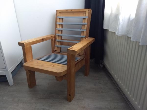 Zelfgemaakte 'Rietveld' stoel van hout en staal