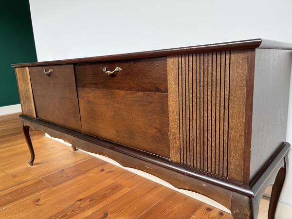 Radiomeubel van Philips met platenspeler