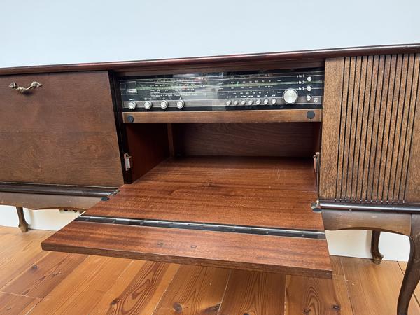 Radiomeubel van Philips met platenspeler
