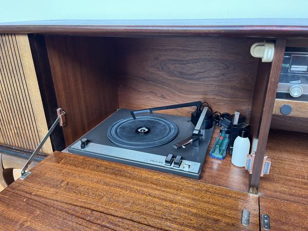Radiomeubel van Philips met platenspeler