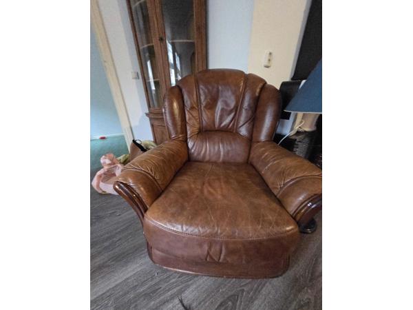 Weg te geven drie stoelen  in goede staat