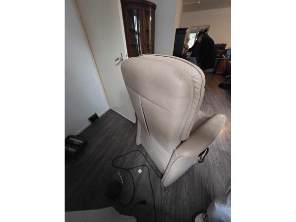 Weg te geven drie stoelen  in goede staat