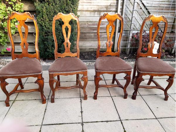 Mooie ronde tafel met 4 stoelen  zijn in perfecte staat