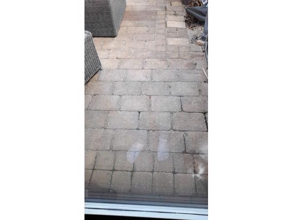 Diverse stenen en tegels voor het terras.