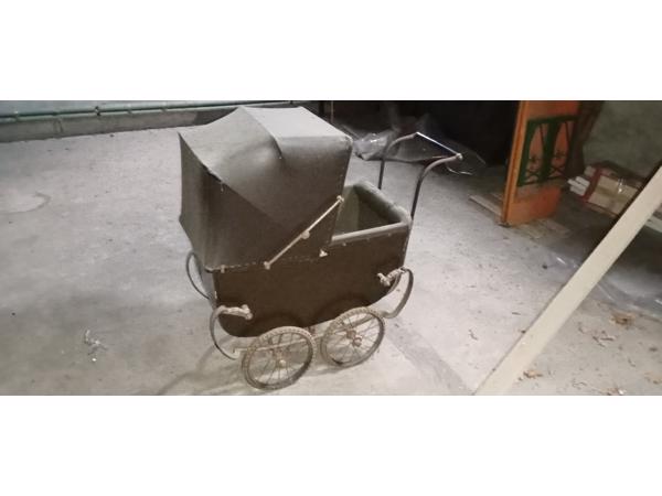 Gratis oude kinderwagen