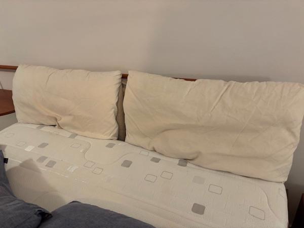 Mooi bed 160 breed bij 200 lang. Compleet met matras en topper