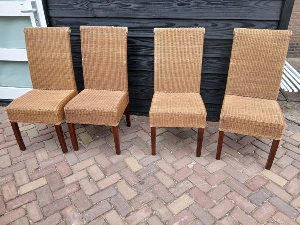 4 gratis Rotan keuken stoelen