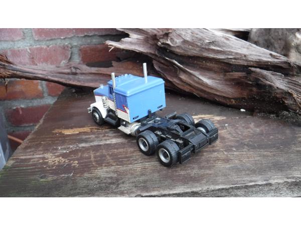 Kenworth T 909 schaalmodel