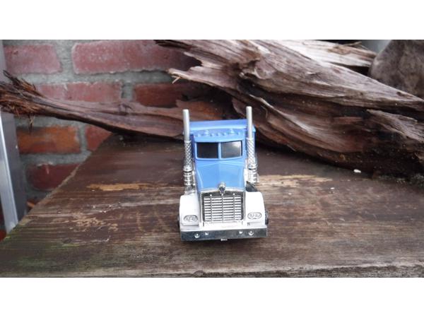 Kenworth T 909 schaalmodel