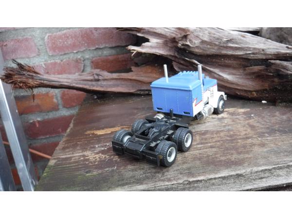 Kenworth T 909 schaalmodel