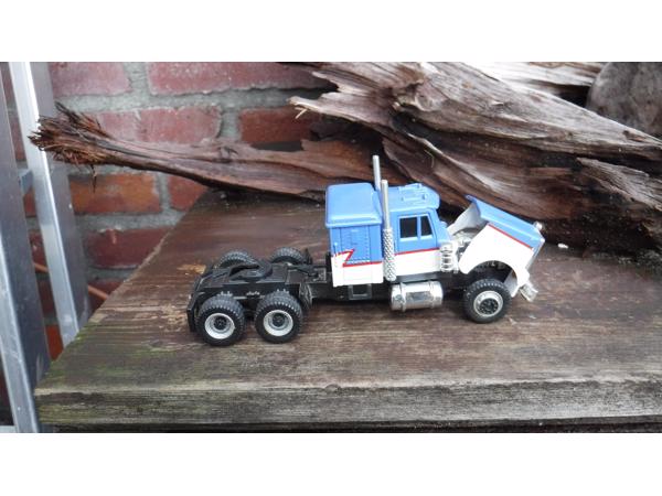 Kenworth T 909 schaalmodel