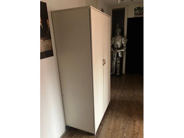 Mooie witte kinder kledingkast op wieltjes.