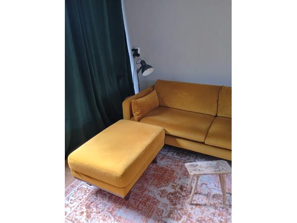 3 zitsbank met hocker okergele stof