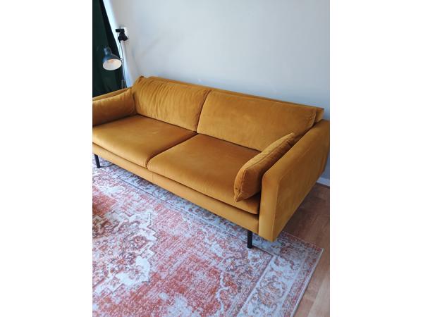 3 zitsbank met hocker okergele stof