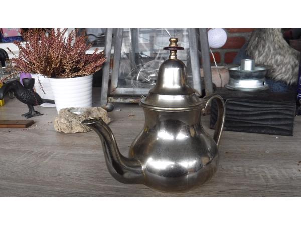 Handgeslagen vintage Afrikaanse theepot A