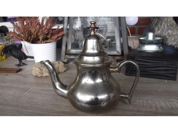 Handgeslagen vintage Afrikaanse theepot A