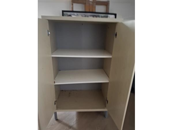 Handig kastje, veel opbergruimte