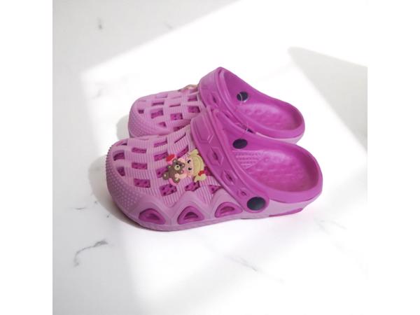 Crocs slipper schoen verticaal pink fuchsia met meisje 31