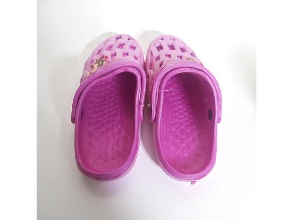 Crocs slipper schoen verticaal pink fuchsia met meisje 31