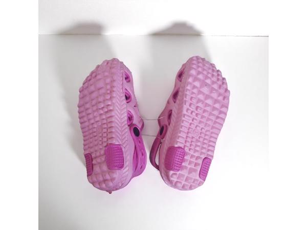 Crocs slipper schoen verticaal pink fuchsia met meisje 31