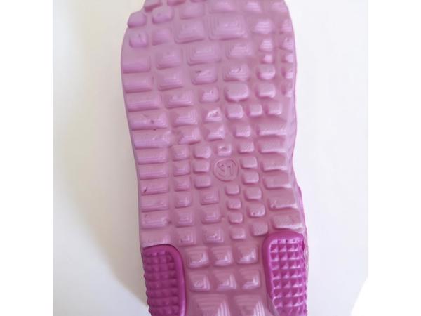 Crocs slipper schoen verticaal pink fuchsia met meisje 31