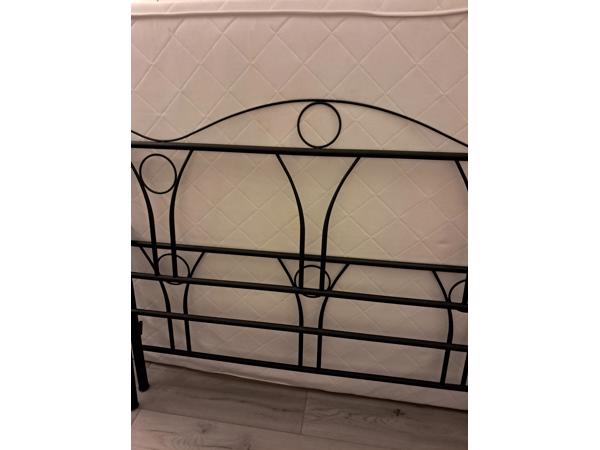 Zwart metalen bed