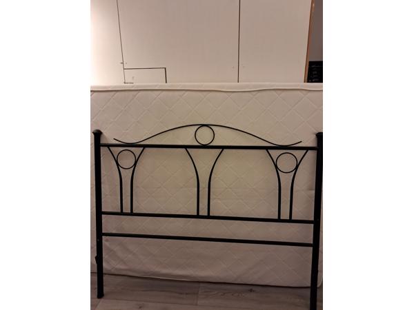 Zwart metalen bed