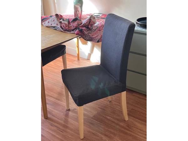 Tafel met drie stoelen