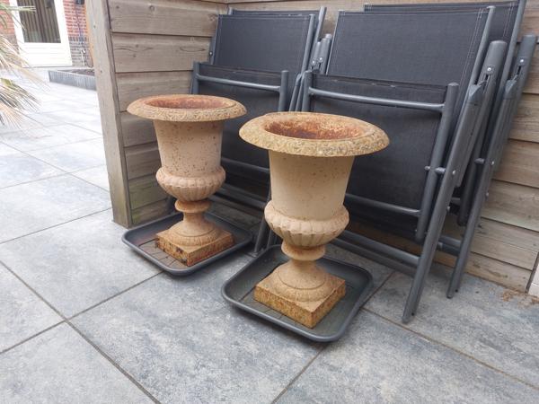 Zeer zware ijzeren vazen voor bijvoorbeeld planten