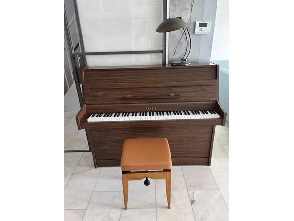Mooie kemble piano van 1.30 breed en 1.10 hoog, inclusief pianokruk. Wij spelen er niet meer op. Jij misschien wel?
