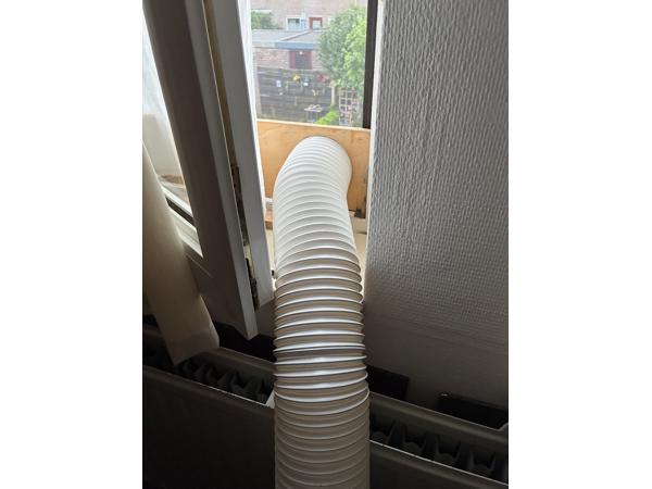 Wie wil hem hebben? Een oude, vrijstaande airconditioner, werkt nog goed