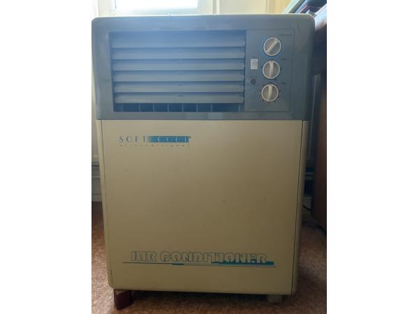 Wie wil hem hebben? Een oude, vrijstaande airconditioner, werkt nog goed