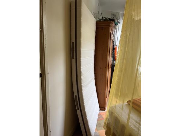 Eenpersoonsmatras nauwelijks gebruikt
