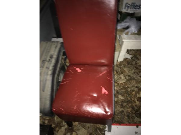 restaurantstoelen gebruikt  rode "skai/leren 14/15 stuks