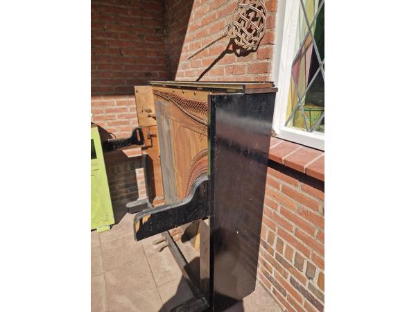Piano, alleen de klankkast en deel van de ombouw