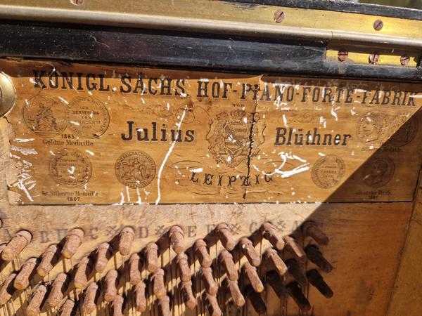 Piano, alleen de klankkast en deel van de ombouw