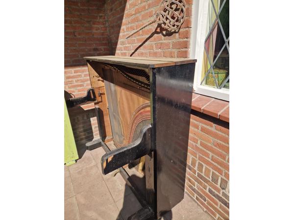 Piano, alleen de klankkast en deel van de ombouw