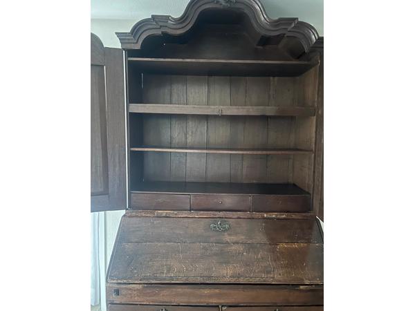 Kast met kuif los aanwezig