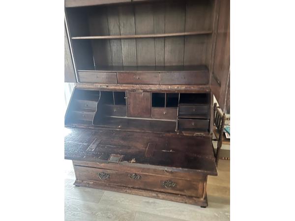 Kast met kuif los aanwezig