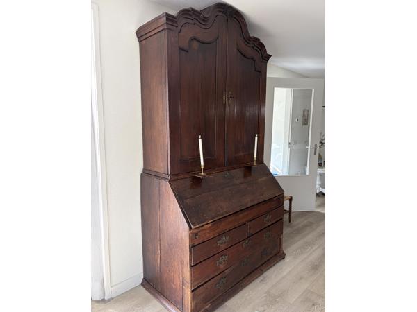 Kast met kuif los aanwezig