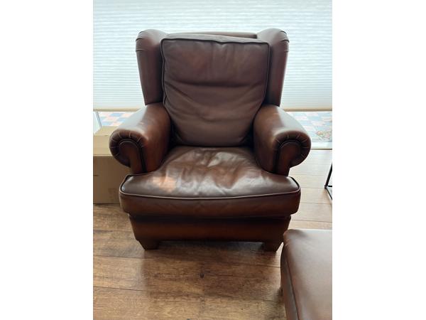 4 stoelen  met 2 hockers