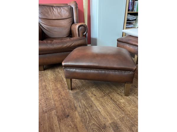 4 stoelen  met 2 hockers