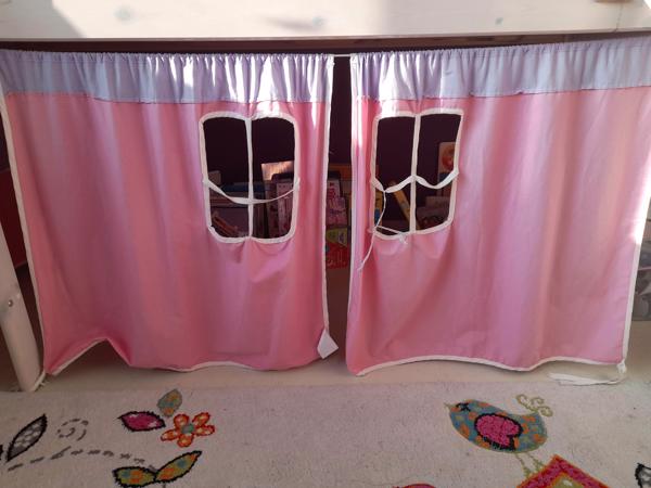 hoogslaper met glijbaan en gordijntjes