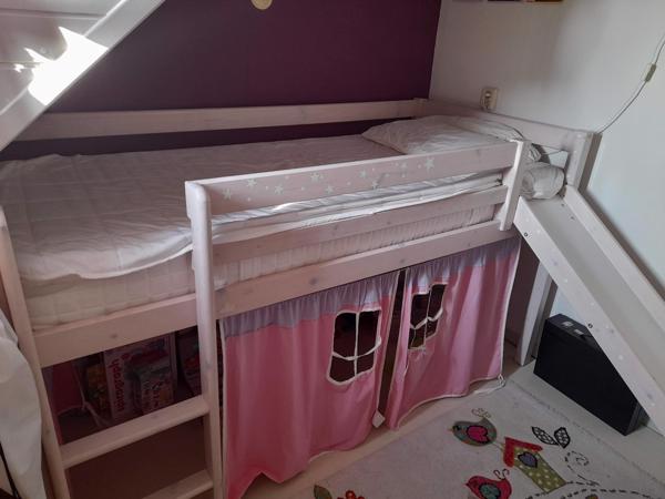 hoogslaper met glijbaan en gordijntjes