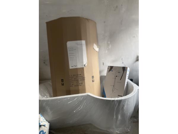 Nieuw hoekbad met bol badscherm, regendoucheset en badafvoer