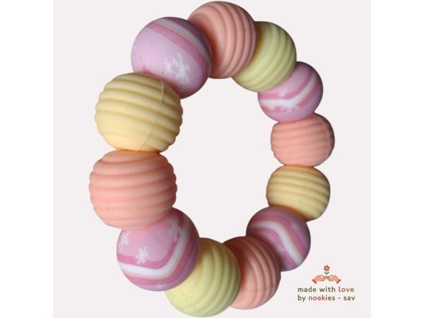 Noekies Handgemaakte Bijtring roze oranje geel - Nieuw!