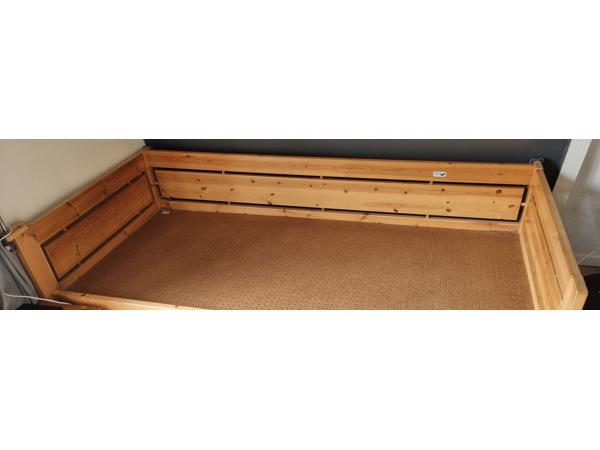 Eenpersoons grenen bed