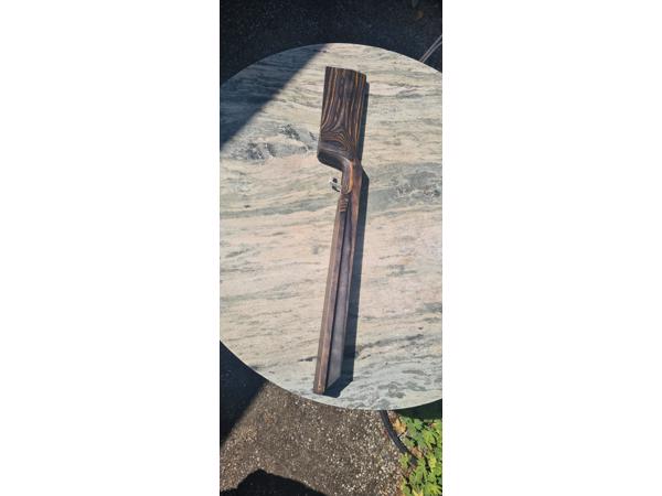 Vakkundig gemaakte custom laminaat benchrest kolf