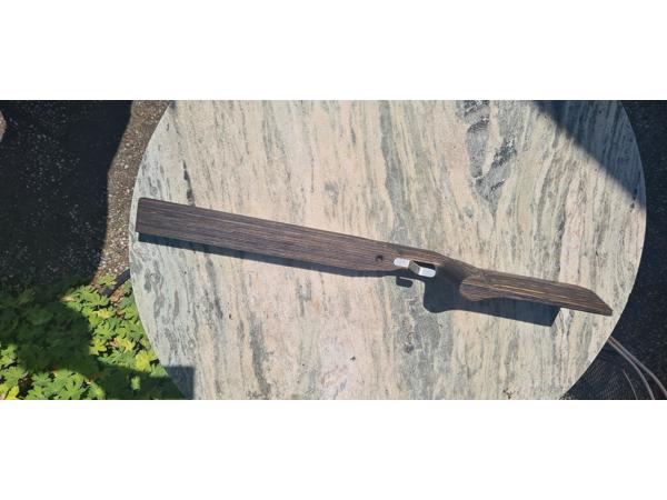 Vakkundig gemaakte custom laminaat benchrest kolf